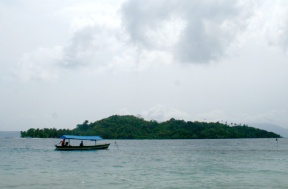 Perahu Menuju Pulau Tangkil
